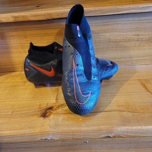 Nike Other - Nike Phantom Black & Red detail Men's pull on soccer cleats 7.5